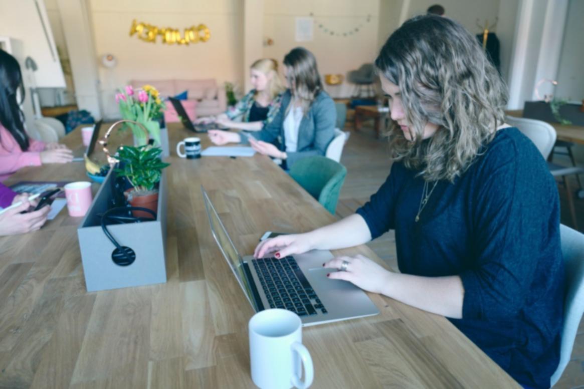 Dispositivos móviles mostrando resultados de optimización SEO